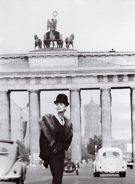 Lissy Schaper in an ensemble by Staebe-Seger, Brandenburg Gate, Berlin
