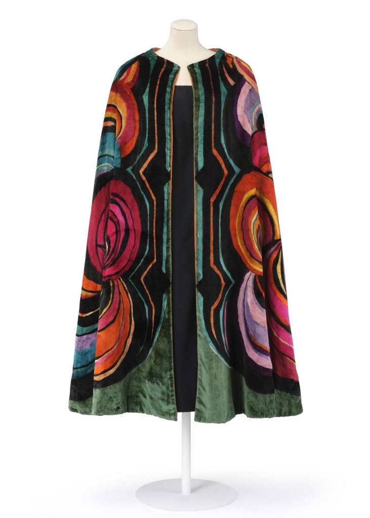 Marguerite Pangon (1872-1969) — Cape Vers 1925 Panne de velours de soie teinte en réserve selon la technique du batik, satin de soie
